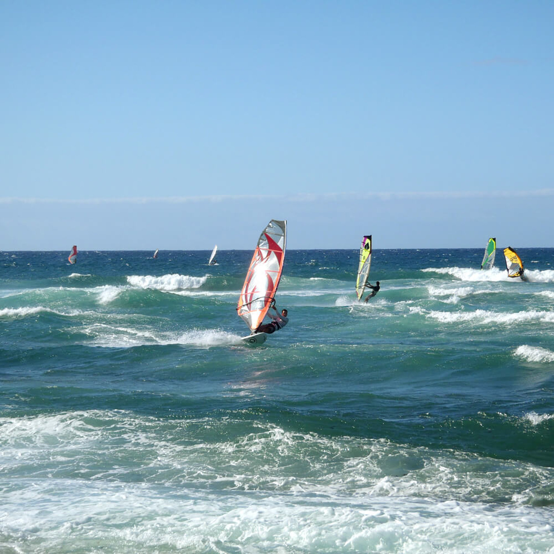 Windsurfer auf dem Wasser unterwegs