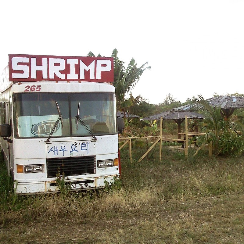 Und die Shrimp Bude mit Tischen und Stühlen davor