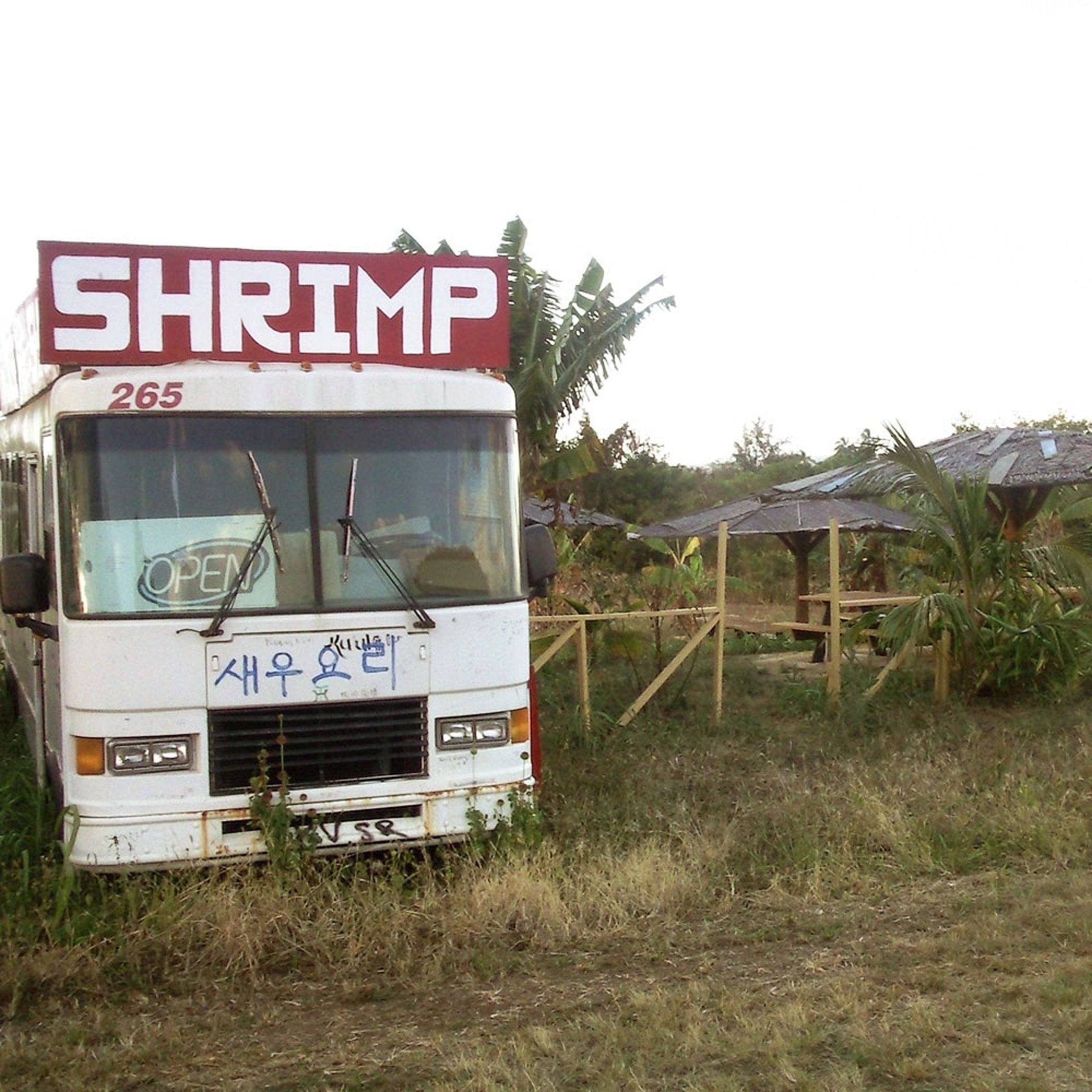 Und die Shrimp Bude mit Tischen und Stühlen davor